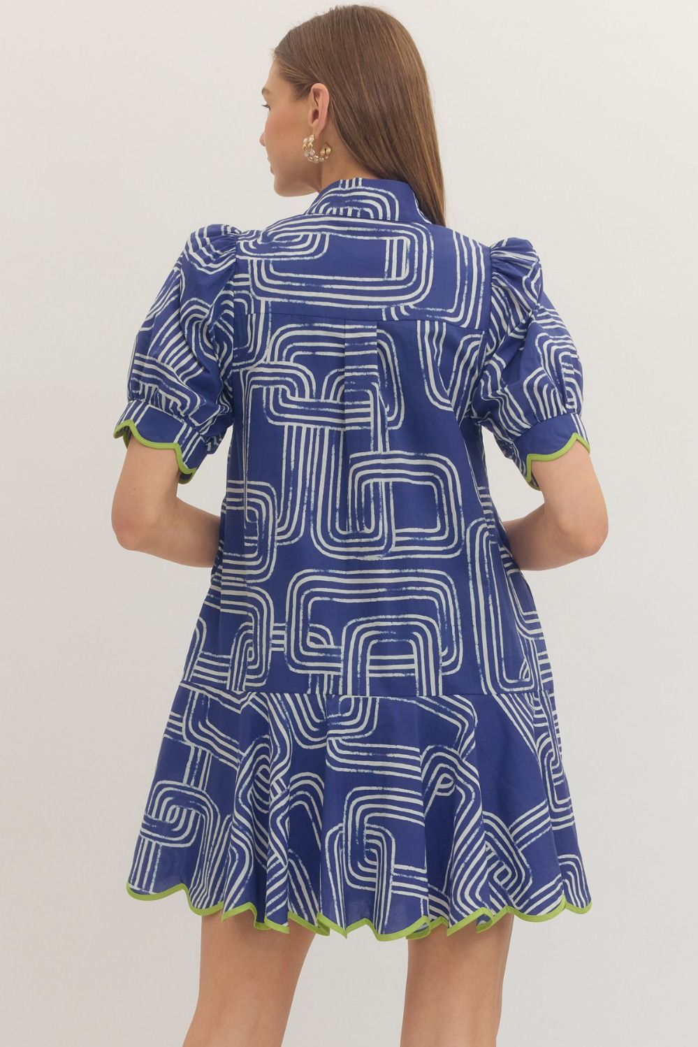 Woman wearing a blue dress with white geometric pattern Entro back view D13609