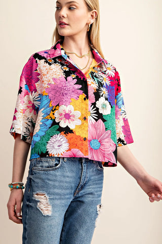 Woman wearing a colorful cropped pink short sleeve floral shirt from Gigio and jeans