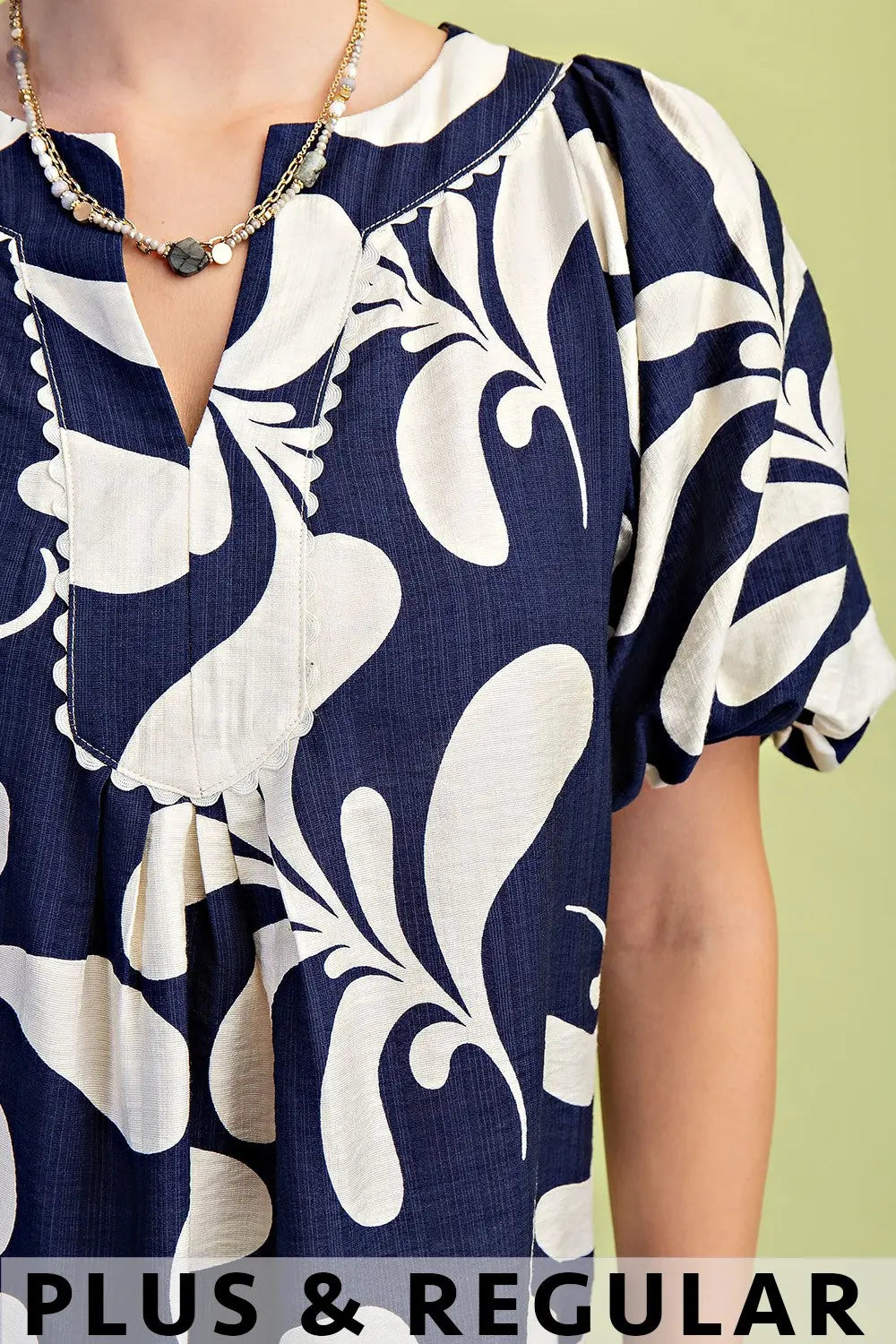 GIGIO navy and off white v-neck print top